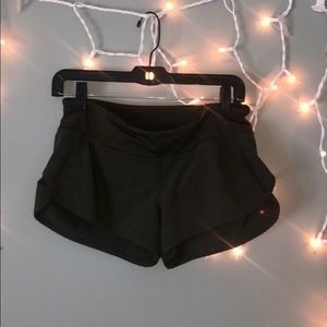 lulu lemon army green 2.5 speed up short